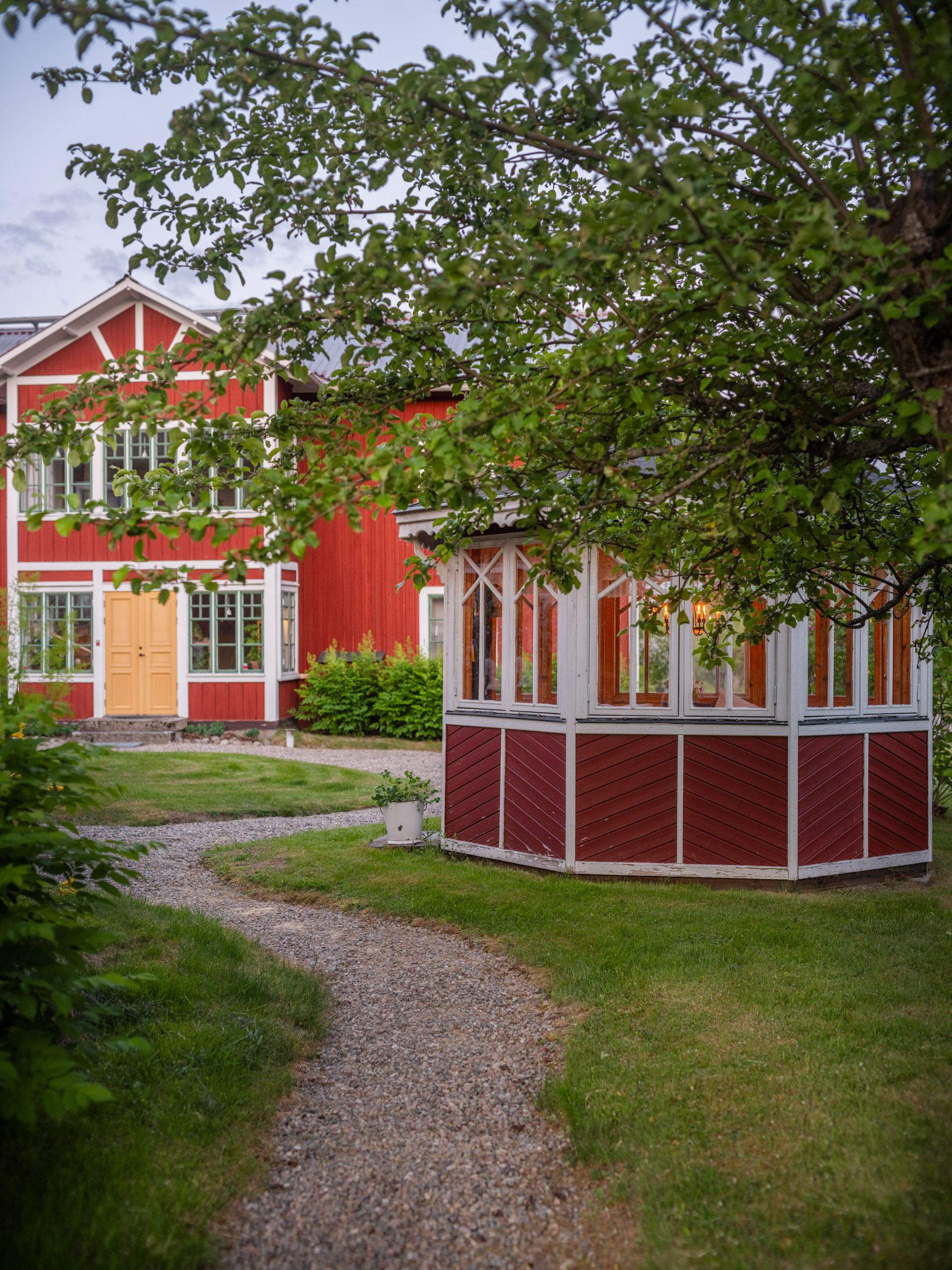 Upea maatilakokonaisuus luonnon sydämessä